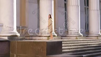 优雅的女人在<strong>古代宫殿</strong>的楼梯上环顾四周